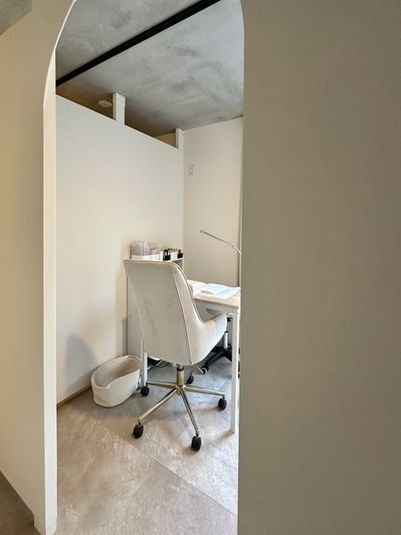 テーブル・椅子・ワゴンのあるシンプルな個室です。 - プランドール ネイルレンタルスペースの室内の写真