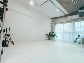 白を基調としたシンプルな空間。
自然光と照明のどちらにも対応でき、幅広い撮影シーンにご利用いただけます。 - STUDIO BOKU. 🉐NEWOPEN✨️参宮橋徒歩5分　STUDIO BOKU.の室内の写真