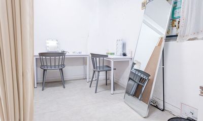 ゆとりあるメイクルーム
間仕切りカーテンがあるので更衣室としてもご利用いただけます - 都内の白ホリ自然光 撮影スタジオ 白壁×アーチ×植物×ブランコ｜感情を引き出す光のスタジオのその他の写真