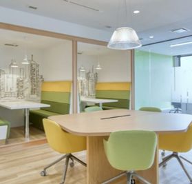 Regus 会議室｜高速Wi-Fi完備の落ち着いたビジネス空間 - リージャス会議室 サンテラス三河安城