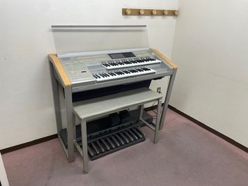 エレクトーン(ELS-02CVL)をご利用いただけます。 - 天神センター ピアノ・エレクトーンのレンタル部屋【R1】の室内の写真