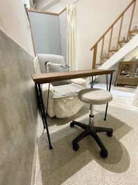 リクライニングチェア(フェイシャル可)テーブル、スツールあり。 - emu by moooe ネイルサロン 美容所登録 ネイル/アイラッシュサロン  レンタルスペースの室内の写真