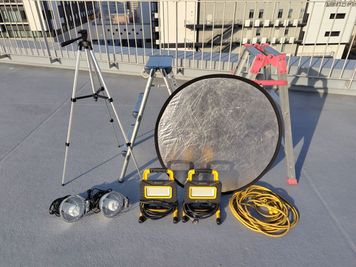 【撮影用無料レンタル機材】脚立2脚・レフ板・三脚・延長コード・蛍光灯クリップライト×2・ＬＥＤ作業灯×2 - 【大阪･梅田】天しもビル屋上レンタル撮影スタジオ 屋上レンタルスペース【一般利用プラン】の設備の写真