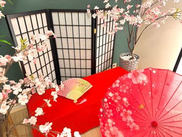 桜に囲まれたスポットは和装の撮影にもぴったり、非日常感を楽しみください。 - 和茶美ASAKUSA 浅草徒歩圏内｜女子会•歓送迎会•推し活•撮影会｜映える和室の室内の写真