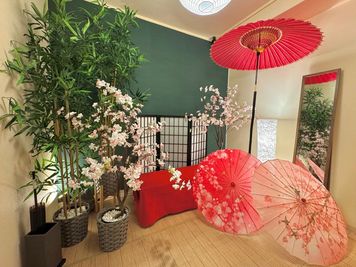 野点をイメージした和と桜の演出で、インドアお花見をお楽しみください。 - 和茶美ASAKUSA 浅草徒歩圏内｜女子会•歓送迎会•推し活•撮影会｜映える和室の室内の写真