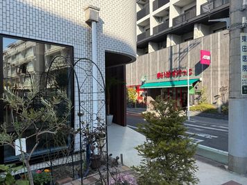 入口玄関前にスーパー「まいばすけっと」あります！ - IDEABOXシェアオフィス＆カフェ レンタルスペース　１人用完全個室⑦の入口の写真