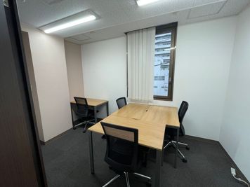 Regus 会議室｜高速Wi-Fi完備の落ち着いたビジネス空間 - リージャス会議室 オープンオフィス西新宿駅前