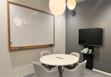 Regus 会議室｜高速Wi-Fi完備の落ち着いたビジネス空間 - リージャス会議室 SPACES赤坂