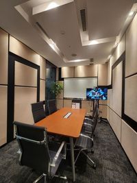 Regus 会議室｜高速Wi-Fi完備の落ち着いたビジネス空間 - リージャス会議室 JRJP博多ビル