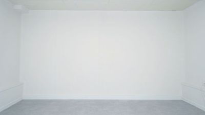 白壁背景として撮影にも使いやすい正面アングル - アトリエ「Atelier-T」(大宮・三橋) 木工・塗装・撮影 OK の制作アトリエの室内の写真