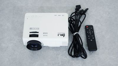 🎦プロジェクター／白壁に投影して制作・打合せ等に - アトリエ「Atelier-T」(大宮・三橋) 木工・塗装・撮影 OK の制作アトリエの設備の写真