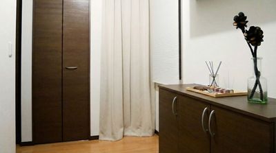 入口前（前のお客様が出られるまでの待機スペース） - アトリエ「Atelier-T」(大宮・三橋) 木工・塗装・撮影 OK の制作アトリエの入口の写真