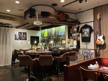カウンター６席。 - Are  you  belieBAR. THE JAM 大型画面２台・楽器演奏可能でキッチン付き。23名着席可能。の室内の写真