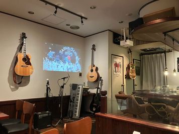 100インチプロジェクター。 - Are  you  belieBAR. THE JAM 大型画面２台・楽器演奏可能でキッチン付き。23名着席可能。の室内の写真