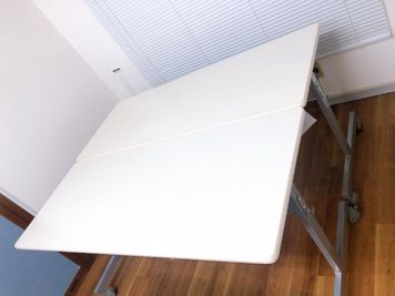 折りたたみ式のテーブルがあるので、人数が多い時の会議用として利用したり、食事や荷物を置いてご利用いただけます。 - Colormell（カラメル）六本木2号店 【リニューアルオープン】パーティ・撮影・スポーツ観戦・その他の設備の写真