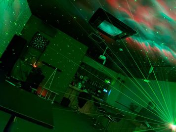 電気を消して、専用のライトをつけると幻想的な空間に - 芝生くるめC2.の室内の写真