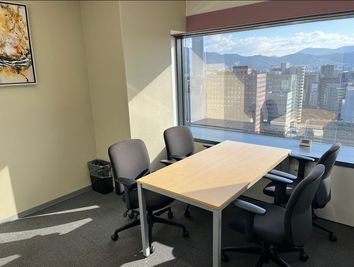 Regus 会議室｜高速Wi-Fi完備の落ち着いたビジネス空間 - リージャス会議室 ひろしまハイビル21