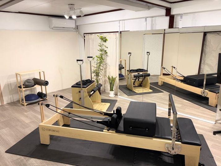 リフォーマーとチェアをメインとしたピラティススタジオ！ - マシンピラティススタジオ　ふらっとPILATESの室内の写真