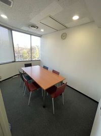 Regus 会議室｜高速Wi-Fi完備の落ち着いたビジネス空間 - リージャス会議室 オープンオフィス青山セントラル