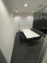 Regus 会議室｜高速Wi-Fi完備の落ち着いたビジネス空間 - リージャス会議室 オープンオフィス青山セントラル