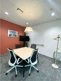 Regus 会議室｜高速Wi-Fi完備の落ち着いたビジネス空間 - リージャス会議室 丸の内パシフィックセンチュリープレイ