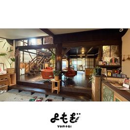 土間玄関と共有スペース - YOMOGI GUESTHOUSE ゲストハウス共用スペース　利用人数 １人〜３人の室内の写真