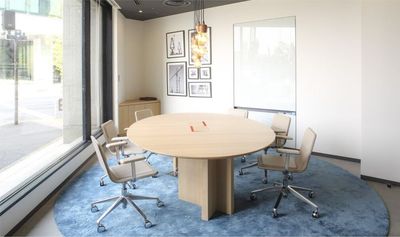 Regus 会議室｜高速Wi-Fi完備の落ち着いたビジネス空間 - リージャス会議室 SPACES大手町ビル