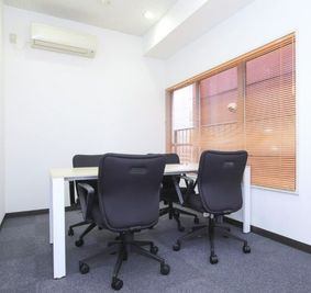 Regus 会議室｜高速Wi-Fi完備の落ち着いたビジネス空間 - リージャス会議室 オープンオフィス西新橋