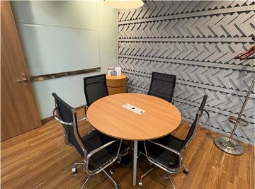 Regus 会議室｜高速Wi-Fi完備の落ち着いたビジネス空間 - リージャス会議室 新大阪阪急ビル