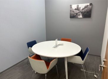 Regus 会議室｜高速Wi-Fi完備の落ち着いたビジネス空間 - リージャス会議室 新大阪阪急ビル