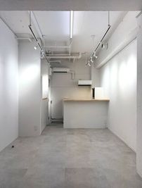 ミニキッチン付きのレンタルギャラリーです。オープニングに軽食やドリンクを提供することも可能です。 - レンタルスペース「Historia」 ミニキッチン付きのレンタルスペースの室内の写真