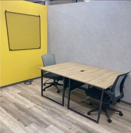 Regus 会議室｜高速Wi-Fi完備の落ち着いたビジネス空間 - リージャス会議室 オープンオフィス新横浜駅前