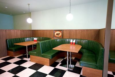 5〜6人席で、U字のソファ席はパーティやグループの集まりでおすすめ席 -  E.G.DINER 成田山表参道 アメリカンダイナーのレンタルスペースの室内の写真