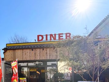 入口と、DINER 看板 -  E.G.DINER 成田山表参道 アメリカンダイナーのレンタルスペースの室内の写真