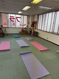 ヨガ、ピラティスに使えます。 - Mohala He Li'a  多目的スペースの設備の写真