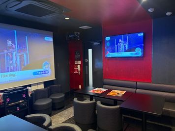 カラオケビッグエコー 野田阪神駅前店 《15～20名用》会議・打ち合わせ用ワークルーム【サイズLL】の室内の写真
