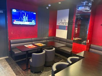 カラオケビッグエコー 野田阪神駅前店 《15～20名用》会議・打ち合わせ用ワークルーム【サイズLL】の室内の写真