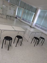 簡易テーブル(120cm×60cm)。オンライン、テレワーク、勉強会、ワークショップにどうぞ。 - レンタルスタジオ「スタジオminato湊川店」 60㎡以上の広々レンタルスタジオの設備の写真