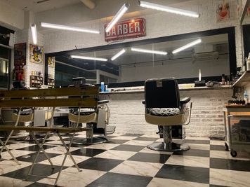 窓側・中央・壁側の３席をシェア - STATE OF MIND “RIGHT CHAIR” 壁側の席の室内の写真