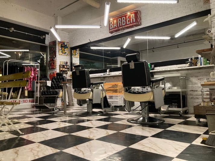 白を基調にしたレトロなセット面 - STATE OF MIND “LEFT CHAIR” 窓側の席の室内の写真