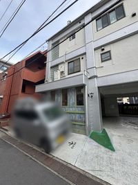 目の前はakippaもございます。 - shamrock GALLERYの外観の写真