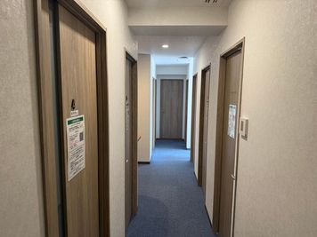 １人用完全個室が７部屋あります！ - IDEABOXシェアオフィス＆カフェ レンタルスペース１人用完全個室④の室内の写真
