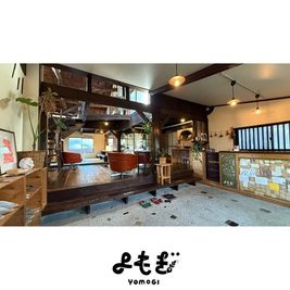 土間玄関と共有スペース - YOMOGI GUESTHOUSE ゲストハウス共用スペース　利用人数 ７人〜１０人の室内の写真