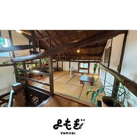 共有スペース２階 - YOMOGI GUESTHOUSE ゲストハウス共用スペース　利用人数 ７人〜１０人の室内の写真