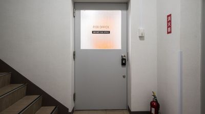 エレベーターを３Fで降りて、すぐ右手に入口があります。 - 麹町半蔵門ライズオフィス 麹町半蔵門ライズオフィス　一人用個室【TS-R 8】の入口の写真