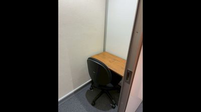 お部屋の左右に机とイスがございます。 - 麹町半蔵門ライズオフィス 麹町半蔵門ライズオフィス　1～2名個室【TS-R 34】の室内の写真