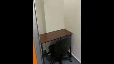 1人でご利用の場合は、荷物置きに便利です。 - 麹町半蔵門ライズオフィス 麹町半蔵門ライズオフィス　1～2名個室【TS-R 34】の室内の写真