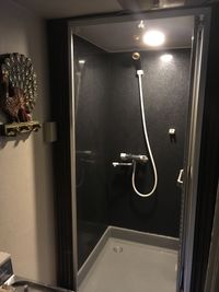 シャワー室は有料で使えます。(ガウン、タオル込み) - タイ古式サロン、サバーイカーイ名駅東店 サロンスペースの設備の写真