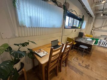 作業スペース2 - 212coffee おしゃれで広々したドッグカフェをオフィスに（オープンスペース）の室内の写真