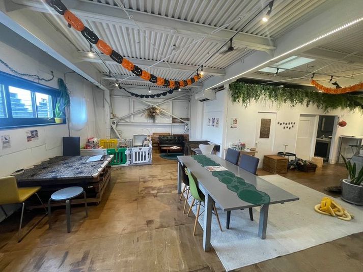 おしゃれで広々したドッグカフェをオフィスに（オープンスペース） - 212coffee